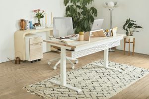 Escritorio elevable blanco en un despacho (imagen ilustrativa)